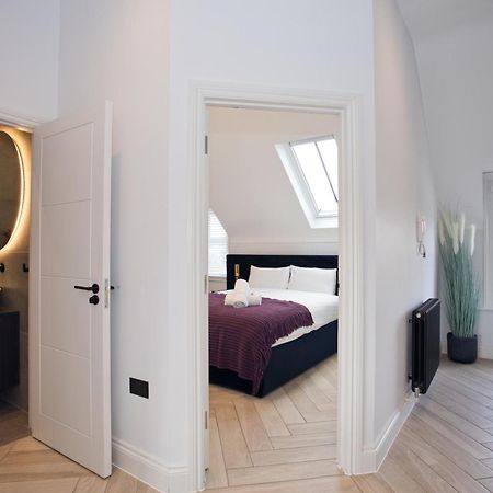 Ultra Stylish Apt Set In An Affluent Location Poole Bagian luar foto