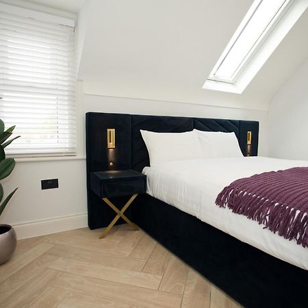 Ultra Stylish Apt Set In An Affluent Location Poole Bagian luar foto