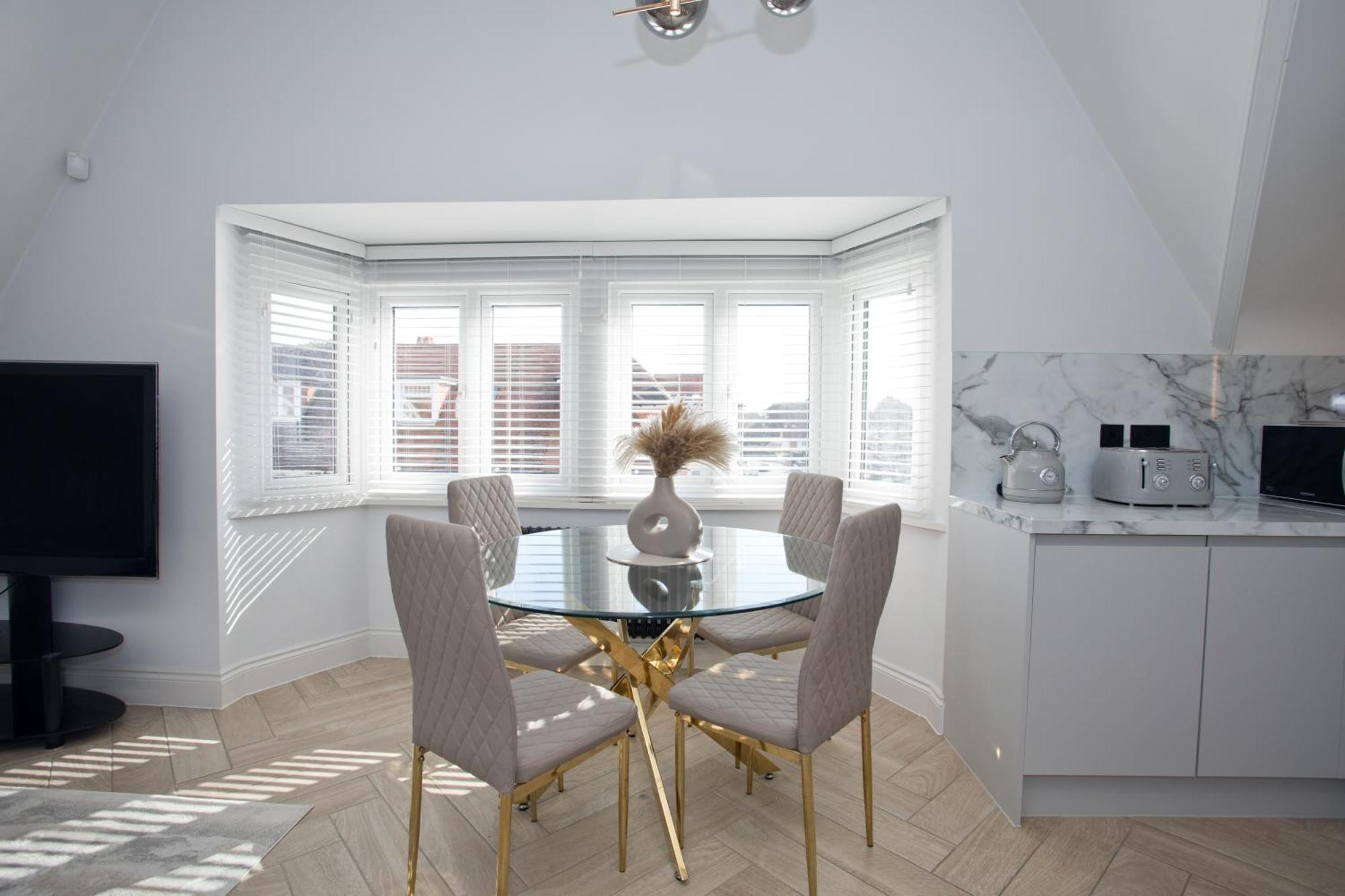 Ultra Stylish Apt Set In An Affluent Location Poole Bagian luar foto