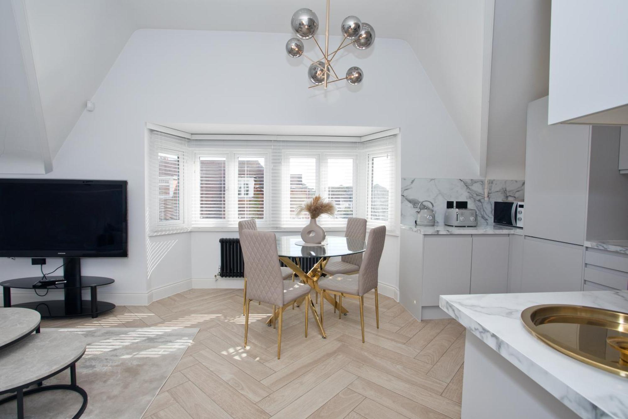 Ultra Stylish Apt Set In An Affluent Location Poole Bagian luar foto