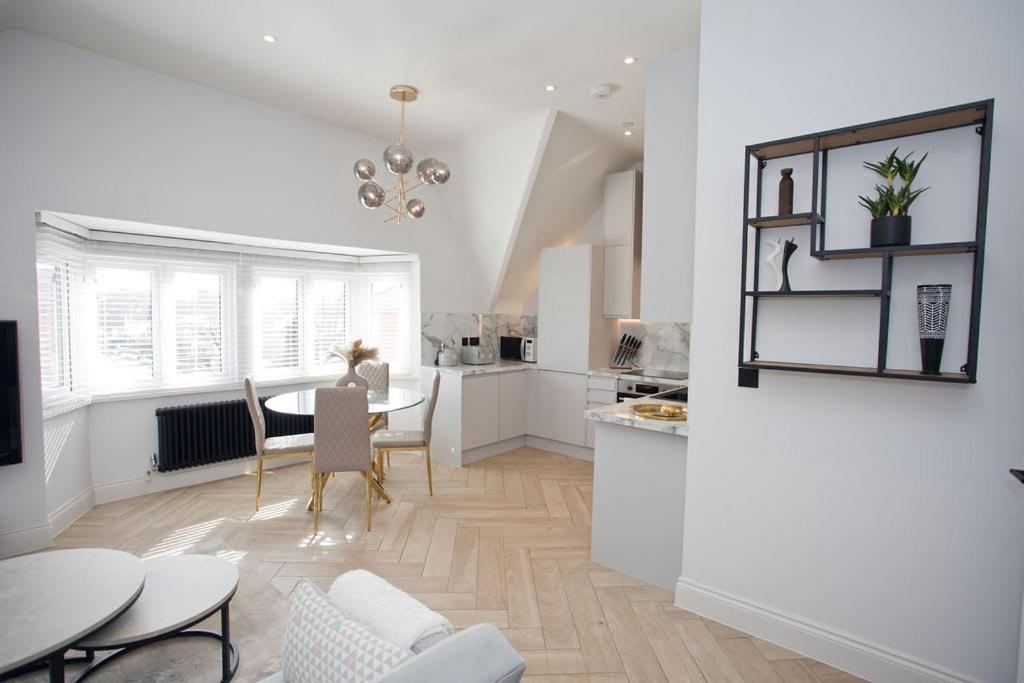 Ultra Stylish Apt Set In An Affluent Location Poole Bagian luar foto