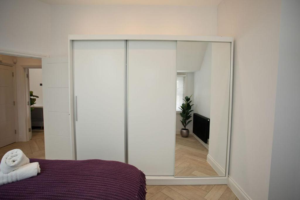 Ultra Stylish Apt Set In An Affluent Location Poole Bagian luar foto