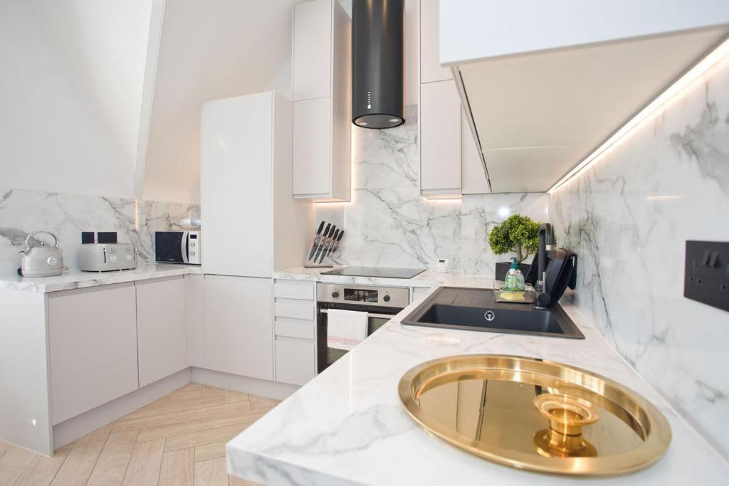Ultra Stylish Apt Set In An Affluent Location Poole Bagian luar foto