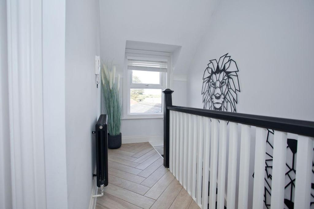 Ultra Stylish Apt Set In An Affluent Location Poole Bagian luar foto