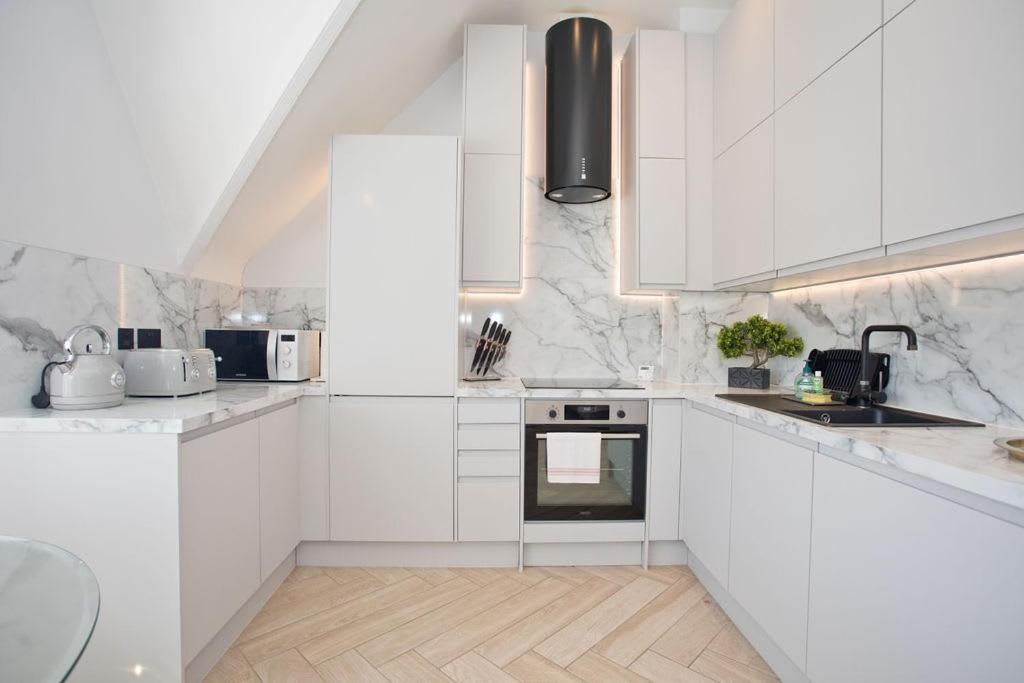 Ultra Stylish Apt Set In An Affluent Location Poole Bagian luar foto
