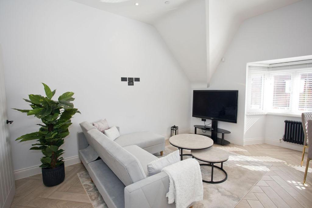 Ultra Stylish Apt Set In An Affluent Location Poole Bagian luar foto