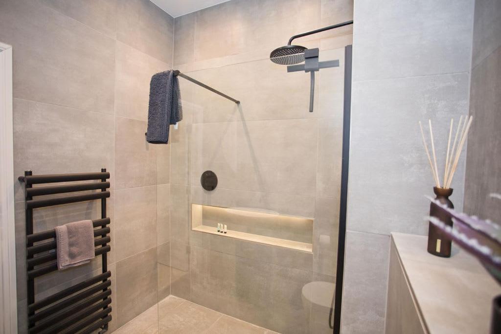 Ultra Stylish Apt Set In An Affluent Location Poole Bagian luar foto