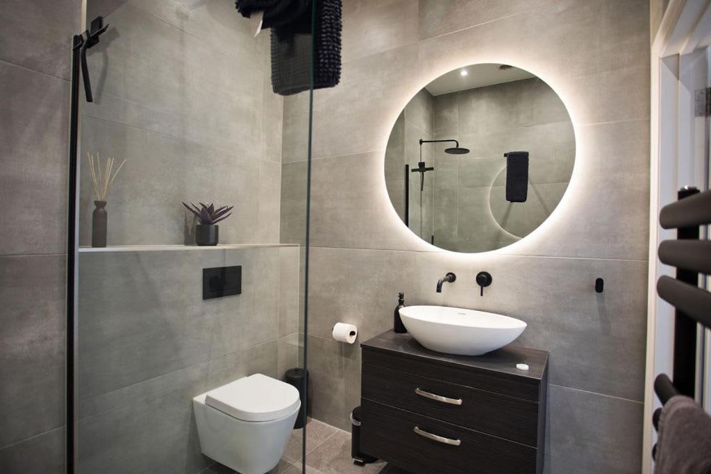 Ultra Stylish Apt Set In An Affluent Location Poole Bagian luar foto