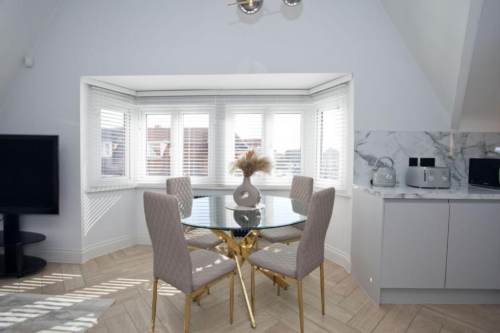 Ultra Stylish Apt Set In An Affluent Location Poole Bagian luar foto