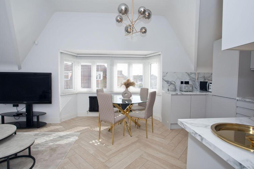 Ultra Stylish Apt Set In An Affluent Location Poole Bagian luar foto