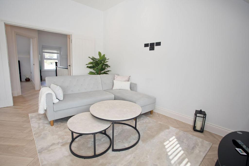 Ultra Stylish Apt Set In An Affluent Location Poole Bagian luar foto